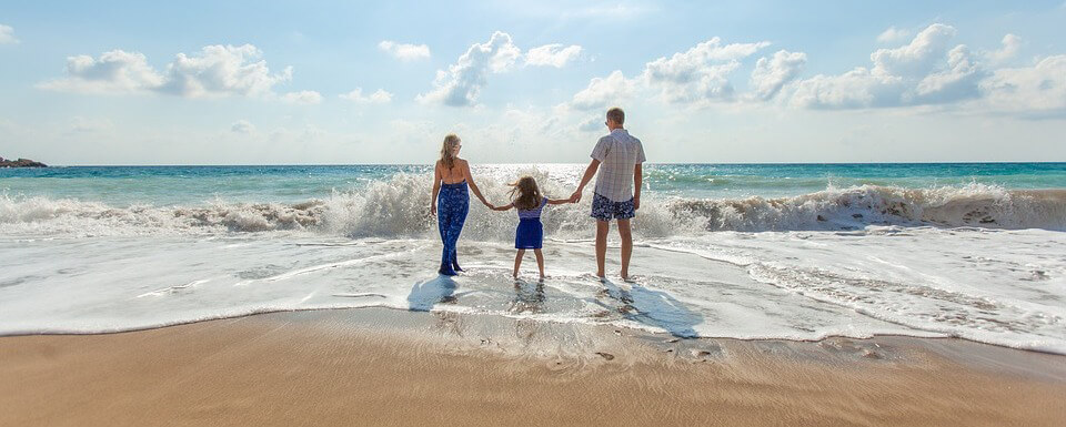 Familie am Strand in Cornwall