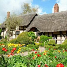Blumenumrankte Cottages prägen das Bild Cornwalls