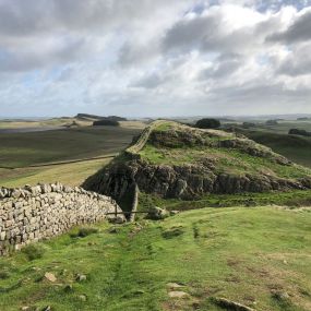 Hadrian's Wall immer im Blick (Contours Holidays)