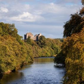 Doune Castle galt als Kulisse für das vielgesehene Castle Leoch in der Filmreihe