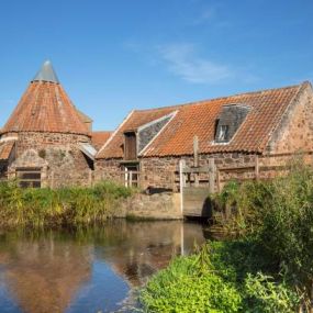 Preston Mill - hier versteckte sich Jamie vor den Rotröcken